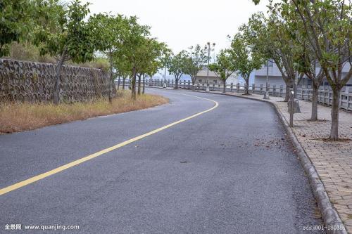 夏季水泥路面裂縫發生的原因及處理方法？